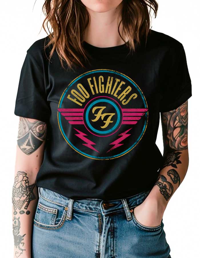 tshirt-koncertowy-muzyczny-damski-foo-fighters-air Osoba ubrana w czarną koszulkę damską FOO FIGHTERS "Air" z kolorowym logo zespołu, stojąca z rękami w kieszeniach niebieskich jeansów. Na obu ramionach widoczne tatuaże.