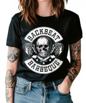 Osoba ubrana w czarną koszulkę damską FOO FIGHTERS "Backbeat Barbeque" z czaszką, grafiką mięsa i napisem Backbeat Barbeque z przodu.