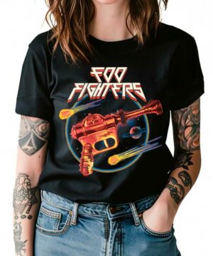 Osoba nosząca czarną koszulkę damską FOO FIGHTERS "Ray Gun" z grafiką retro pistoletu promieniowego, planet i spadających gwiazd.