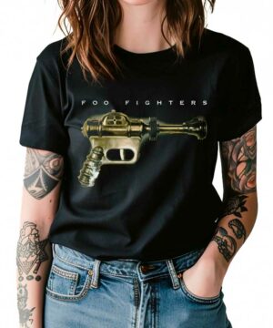 Osoba ubrana w czarną koszulkę damską FOO FIGHTERS "Ray Gun Classic" z grafiką ray gun z przodu; tatuaże widoczne na obu ramionach.