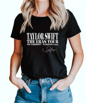 Czarna koszulka koncertowa TAYLOR SWIFT "The Eras Tour PGE Narodowy" z napisem Warszawa 2024 i nadrukiem podpisu z przodu.