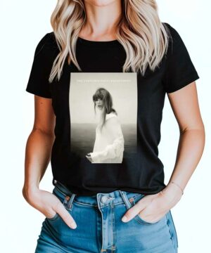 Czarna koszulka muzyczna Taylor Swift The Tortured Poets Department #2 z czarno-białym zdjęciem i napisem na klatce piersiowej.