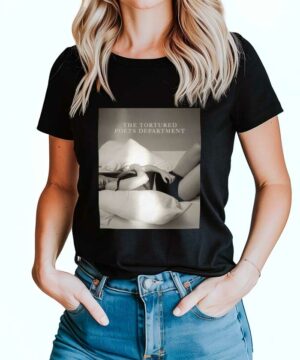 Czarna koszulka muzyczna Taylor Swift "The Tortured Poets Department #3" z szarym nadrukiem, prezentowana przez kobietę w jeansach.