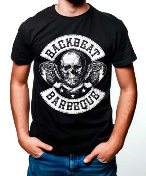 Osoba ubrana w koszulkę FOO FIGHTERS "Backbeat Barbeque" - czarną koszulkę z dużą czaszką i pogrubionym białym napisem Backbeat Barbeque.