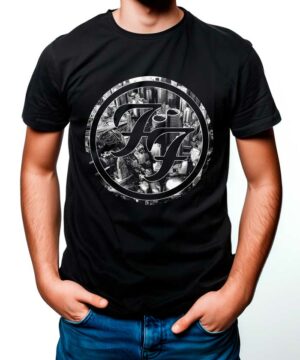 Mężczyzna ubrany w FOO FIGHTERS "City Circles" - czarną koszulkę z metalicznym logo zespołu i szczegółowym wzorem, stojący z rękami w kieszeniach dżinsów na białym tle.