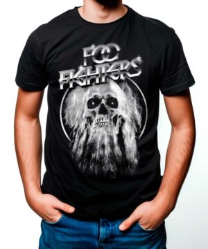 Osoba ubrana w czarną koszulkę męską FOO FIGHTERS "Elder" z grafiką przedstawiającą czaszkę z długimi włosami i błyskawicą w tle.