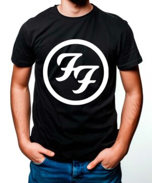 Osoba ubrana w koszulkę męską FOO FIGHTERS "Logo" - czarną koszulkę z białym okrągłym logo FF na piersi, stojąca z rękami w kieszeniach.