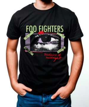 Osoba ubrana w czarną koszulkę FOO FIGHTERS "Medicine at midnight" z grafiką oka i pogrubionym tekstem.