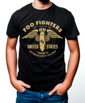 Osoba ubrana w koszulkę FOO FIGHTERS "One by One" z grafiką - czarną koszulkę ze skrzydlatą bombą i napisem "United States, There is nothing left to lose".