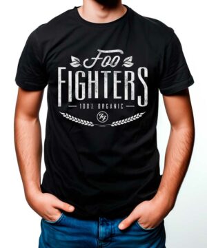 Osoba ubrana w koszulkę FOO FIGHTERS "Organic" - czarną koszulkę z białym napisem "Foo Fighters 100% Organic" - stoi na białym tle.