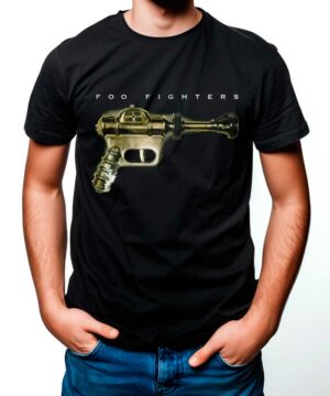 Osoba ubrana w czarną koszulkę FOO FIGHTERS "Ray gun classic" z grafiką w stylu vintage i białym tekstem, ręce w kieszeniach, stojąca na prostym tle.