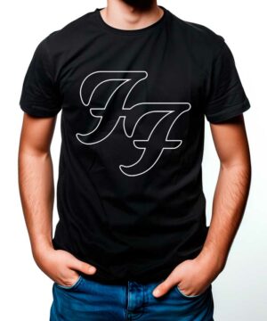 Osoba ubrana w koszulkę męską FOO FIGHTERS "Sign" - czarną koszulkę z dużym białym logo FF z przodu - stoi pewnie z rękami w kieszeniach dżinsów.