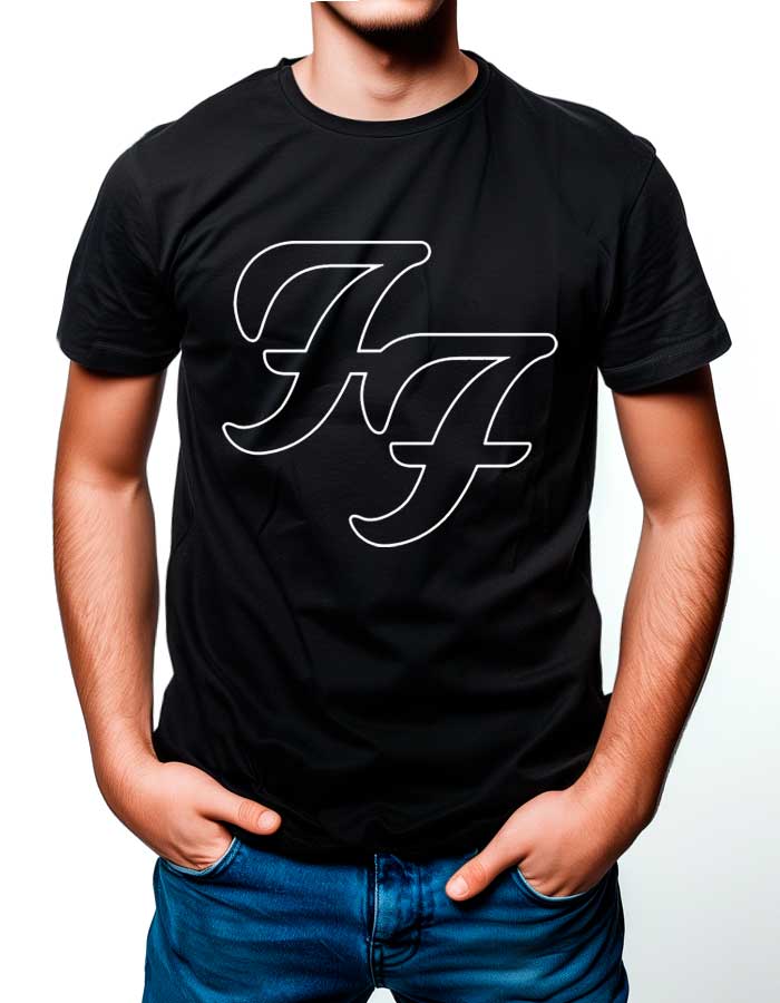 tshirt-koncertowy-muzyczny-meski-foo-fighters-sign Osoba ubrana w koszulkę męską FOO FIGHTERS "Sign" - czarną koszulkę z dużym białym logo FF z przodu - stoi pewnie z rękami w kieszeniach dżinsów.