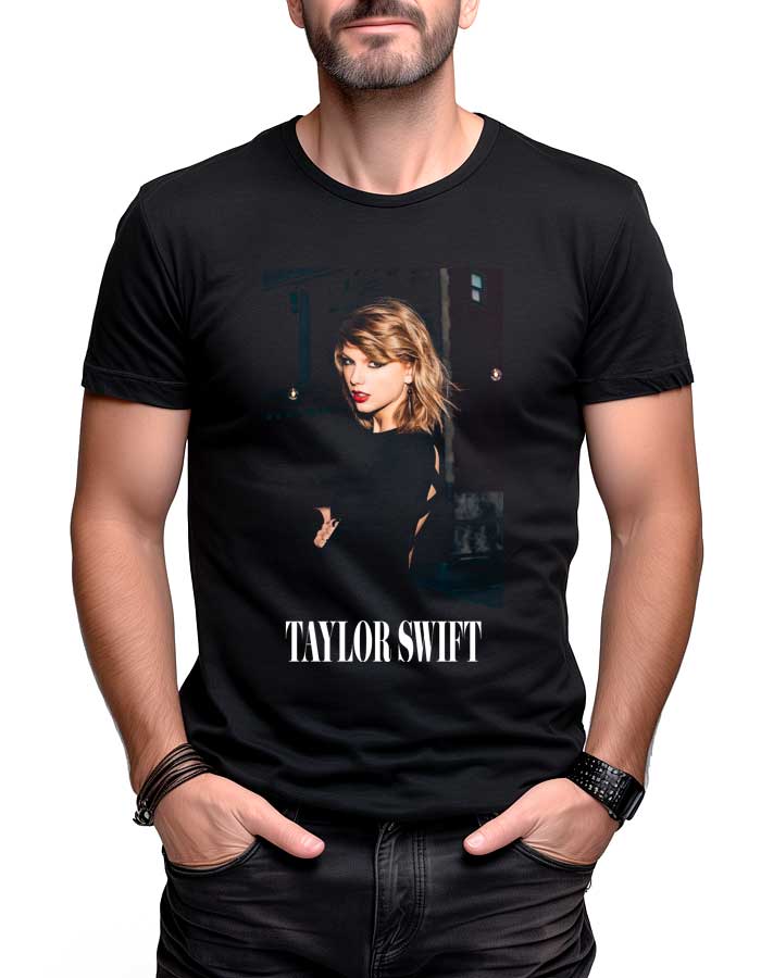 tshirt-koncertowy-muzyczny-meski-taylor-swift-night-city Czarna koszulka muzyczna TAYLOR SWIFT "City Nights" z nadrukiem zdjęcia kobiety i napisem TAYLOR SWIFT pod grafiką.
