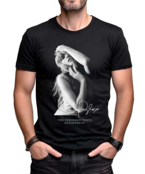 Czarna koszulka muzyczna TAYLOR SWIFT "The Tortured Poets Department #1", z grafiką kobiety i nadrukowanym autografem.