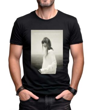 Czarna koszulka muzyczna Taylor Swift "The Tortured Poets Department #2" z nadrukiem kobiety i białym napisem na przodzie.