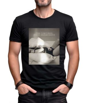 Czarna koszulka TAYLOR SWIFT The Tortured Poets Department #3 z nadrukiem osoby na łóżku i napisem THE TORTURED POETS DEPARTMENT.