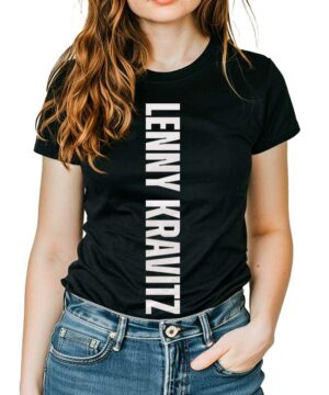 Czarna koszulka muzyczna LENNY KRAVITZ z odważnym białym pionowym nadrukiem nazwy artysty, noszona przez kobietę z ręką w kieszeni dżinsów.