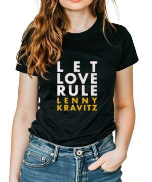 Czarna koszulka muzyczna damska LENNY KRAVITZ z napisem "Let Love Rule" widoczna na ubranej modelce.