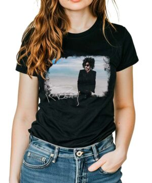Czarna koszulka muzyczna LENNY KRAVITZ "Sign" z nadrukiem postaci, na zdjęciu kobieta w jeansach.