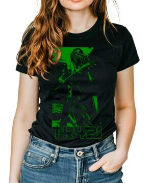 LENNY KRAVITZ "TK421 Electric green" czarna koszulka muzyczna damska, noszona do niebieskich jeansów.