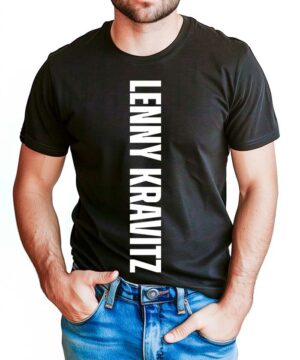 Czarna koszulka LENNY KRAVITZ z białym, pionowym nadrukiem nazwy. Osoba nosi również niebieskie jeansy.