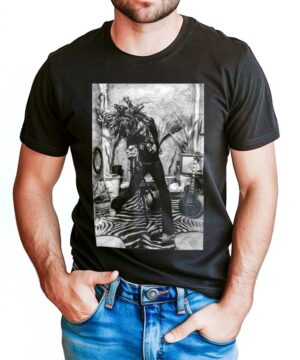 Czarna koszulka muzyczna LENNY KRAVITZ z biało-czarną grafiką osoby grającej na gitarze z zasłoniętą włosami twarzą.