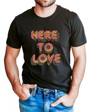 LENNY KRAVITZ "Here to Love" czarny T-shirt z kolorowym napisem, koszulka muzyczna dla dorosłych, pokazana z niebieskimi jeansami.