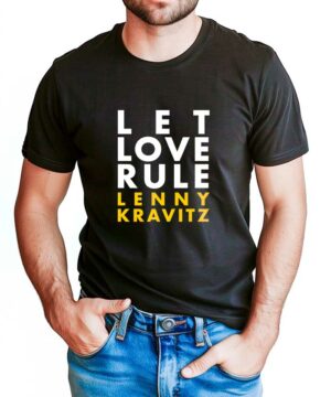 Czarna koszulka muzyczna LENNY KRAVITZ "Let Love Rule" z białym i żółtym napisem na piersi, noszona przez mężczyznę.