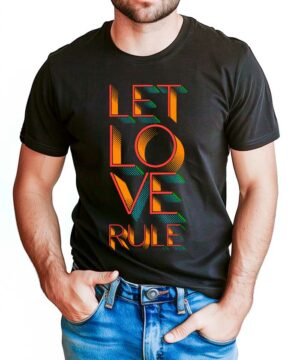 Czarna koszulka LENNY KRAVITZ "Let Love Rule 3D" z kolorowym pogrubionym tekstem, noszona przez mężczyznę z rękami w kieszeniach dżinsów.