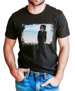 Czarna koszulka muzyczna LENNY KRAVITZ "Sign" z nadrukiem postaci z burzą włosów, idealna do jeansów.