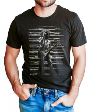 Czarna koszulka muzyczna LENNY KRAVITZ "Standing guitar" z czarno-białym nadrukiem gitarzysty na scenie, męska.