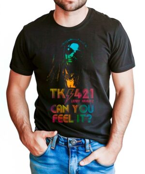 Czarna koszulka męska z kolorowym nadrukiem osoby w okularach i dredach oraz napisem "LENNY KRAVITZ 'TK421 Can you feel it?".