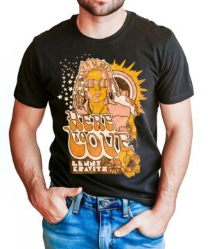 Mężczyzna w kolorowej koszulce muzycznej LENNY KRAVITZ "Vintage" Here to Love, niebieskie jeansy, ręce w kieszeniach.