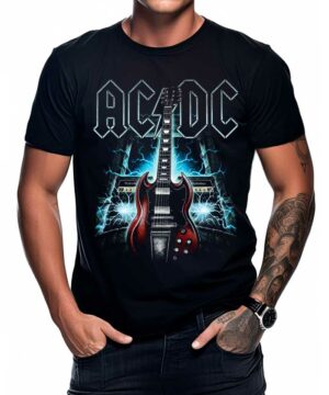 Osoba nosząca koszulkę męską ACDC "High Voltage guitar", przedstawiającą gitarę elektryczną i niebieską błyskawicę, z rękami w kieszeniach.