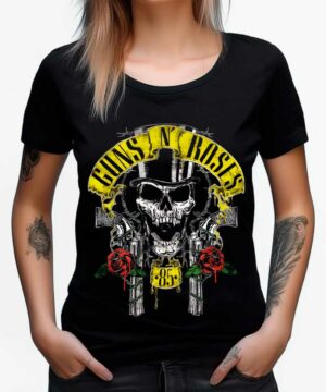 Czarna koszulka Guns N' Roses z czaszką w cylindrze, dwoma pistoletami, czerwonymi różami i żółtym napisem "85" pod logo.