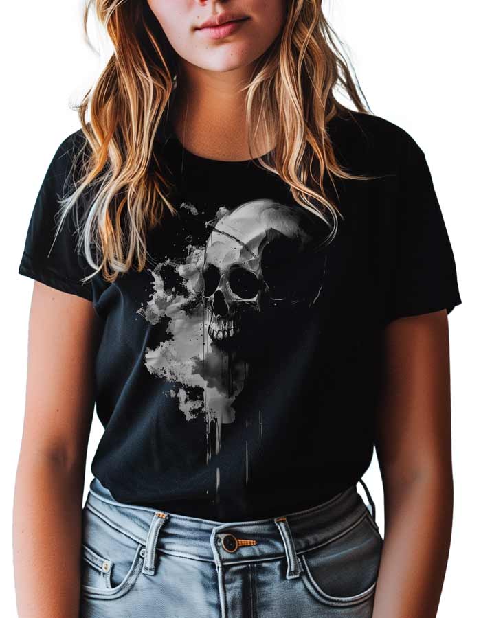 tshirt-damski-czarny-skull-Ghostly-Essence Osoba ubrana w czarną koszulkę damską Ghostly Essence z białą grafiką czaszki i niebieskie dżinsy, pokazana od ramion do bioder na białym tle.