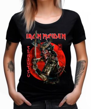 Czarna koszulka IRON MAIDEN "Senjutsu" z samurajem, czerwonym kołem i japońskim napisem; model prezentuje produkt.