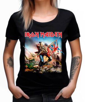 Czarna koszulka muzyczna IRON MAIDEN "Trooper" z nadrukiem maskotki zespołu trzymającej brytyjską flagę w scenie bitwy.