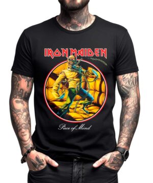 Czarna koszulka IRON MAIDEN "Chain reaction" z logo zespołu oraz grafiką uwięzionego w pokoju postaci, modelu tatuażami.