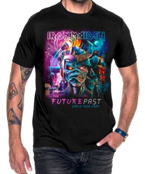 Koszulka koncertowa BLACK IRON MAIDEN "Future Past Tour 2024" z kolorową grafiką i tekstem, noszona przez osobę.