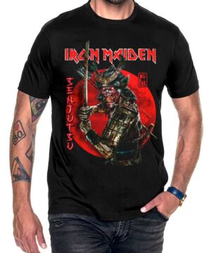 Czarna koszulka IRON MAIDEN "Senjutsu" z nadrukiem samuraja, mieczami, czerwonym słońcem i japońskim napisem.