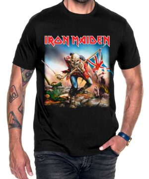 Czarna koszulka IRON MAIDEN "Trooper" z grafiką okładki albumu i maskotką zespołu trzymającą brytyjską flagę.