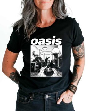 Szara koszulka OASIS "Definitely Maybe Artwork" z czarno-białą grafiką zespołu na przodzie, modelka z siwymi włosami.