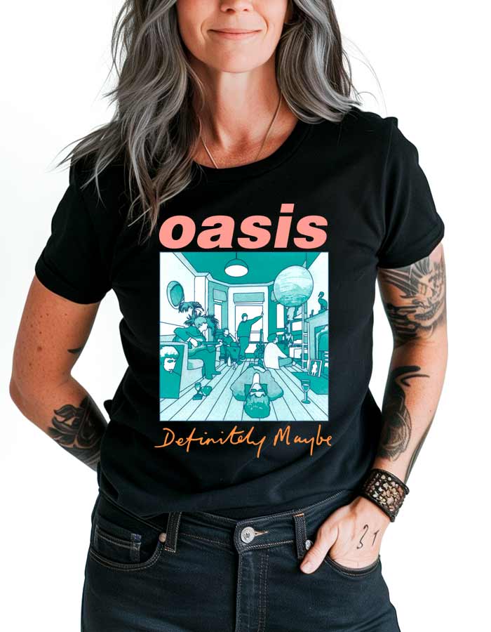 tshirt-muzyczny-damski-czarny-oasis-Definitely-Maybe-Artwork-color Czarna koszulka muzyczna OASIS z kolorowym nadrukiem "Definitely Maybe", nazwą zespołu i ilustracją pokoju na przodzie.