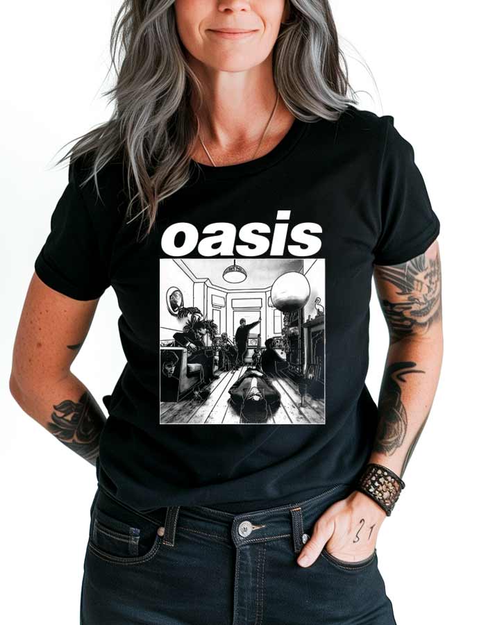 tshirt-muzyczny-damski-czarny-oasis-Definitely-Maybe-Artwork Szara koszulka OASIS "Definitely Maybe Artwork" z czarno-białą grafiką zespołu na przodzie, modelka z siwymi włosami.