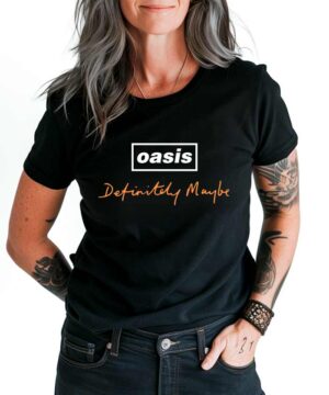 Czarna koszulka muzyczna OASIS z logo "Definitely Maybe", noszona przez osobę z tatuażami na rękach, jedna ręka w kieszeni.