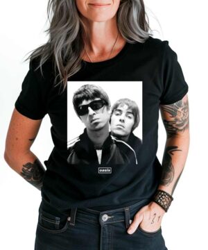 Czarna koszulka muzyczna OASIS "Liam & Noel" z czarno-białym zdjęciem dwóch mężczyzn i napisem Oasis pod fotografią.