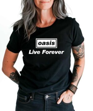 Czarna koszulka muzyczna OASIS z białym napisem "Live Forever", widoczna na osobie z długimi, siwymi włosami i tatuażami.