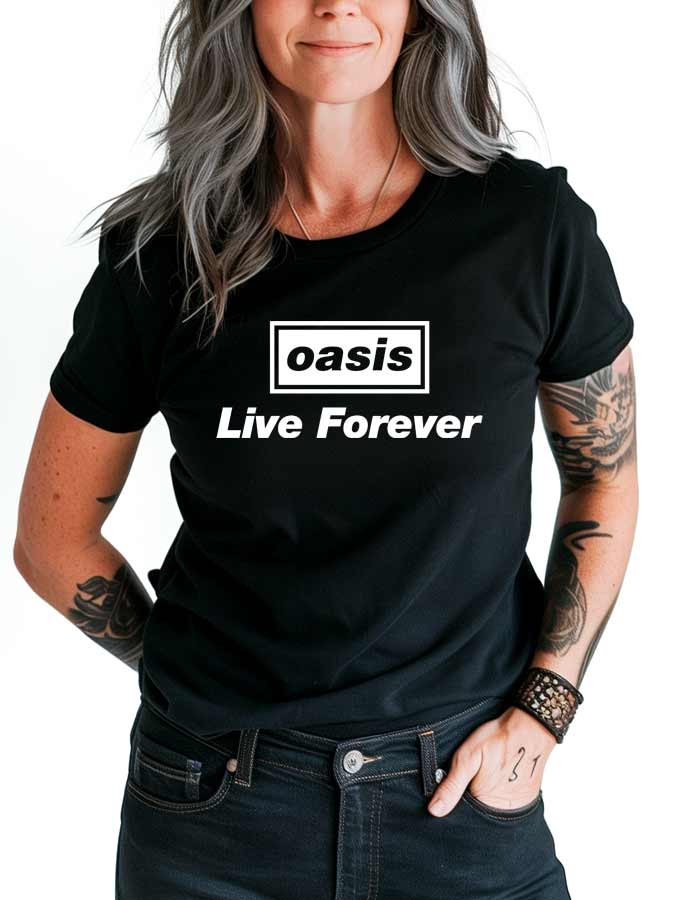 tshirt-muzyczny-damski-czarny-oasis-Live-Forever Czarna koszulka muzyczna OASIS z białym napisem "Live Forever", widoczna na osobie z długimi, siwymi włosami i tatuażami.